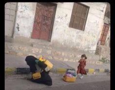 أم يمنية بأرجل مبتورة تسحب أمتعتها مع إبنتها ورائها … هنا اليمن